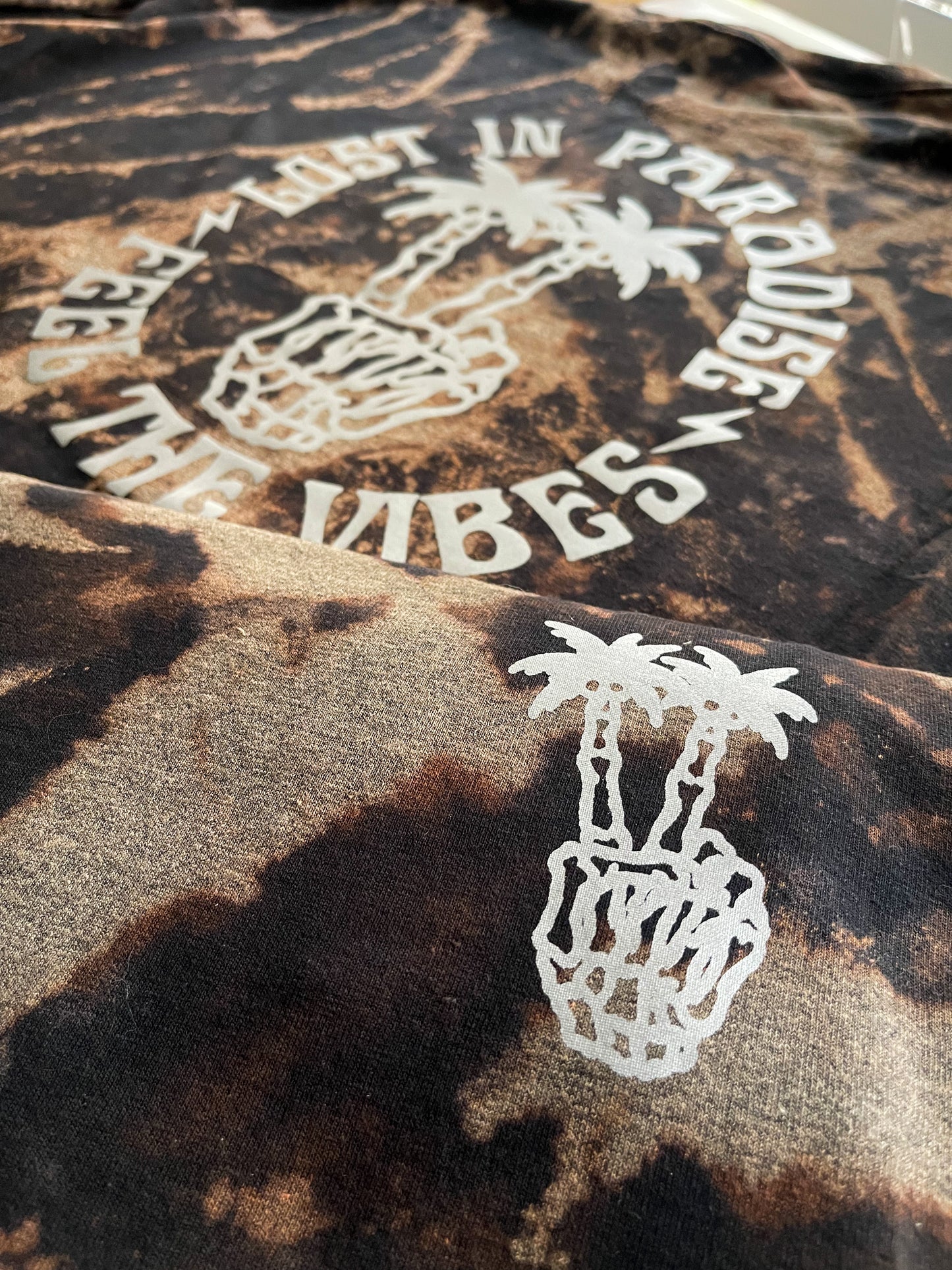 Lost in Paradise - Feel the Vibes Tropical Skull Hand Shirt
